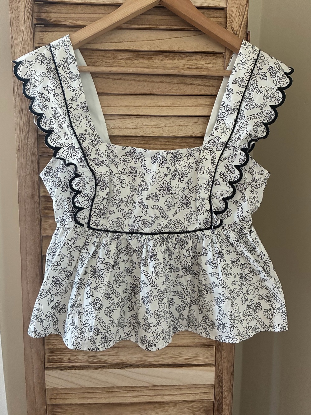 Francescas Black White Babydoll Floral Peplum Top Ruffle Scallop Blouse M NEW